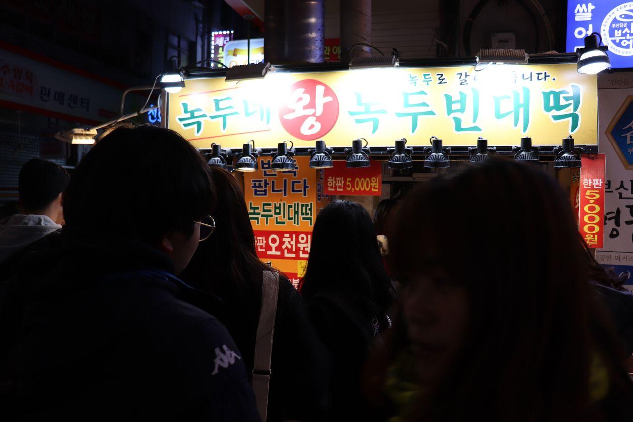 市集中的小吃和各類手工製品，在攤位上有條不紊地陳列